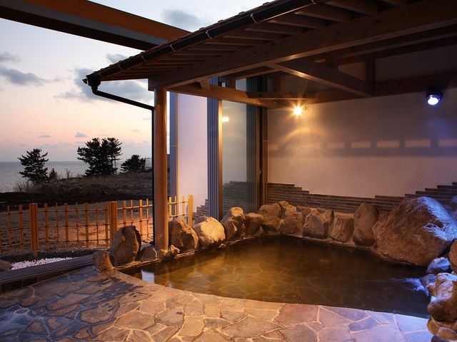 岩露天風呂!夕日がきれい♪_八森いさりび温泉 ハタハタ館