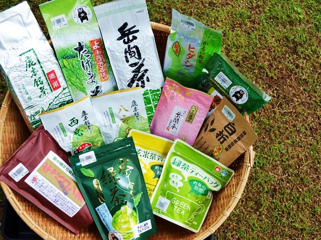 鹿北町には、7軒のお茶屋さんがあります。
お土産に鹿北茶いかがですか。_道の駅かほく小栗郷