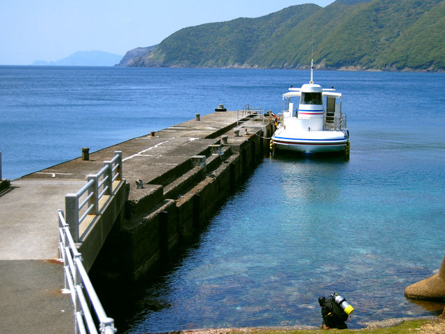 海底が見える船「ガイヤナ」号とダイバー_西海観光船