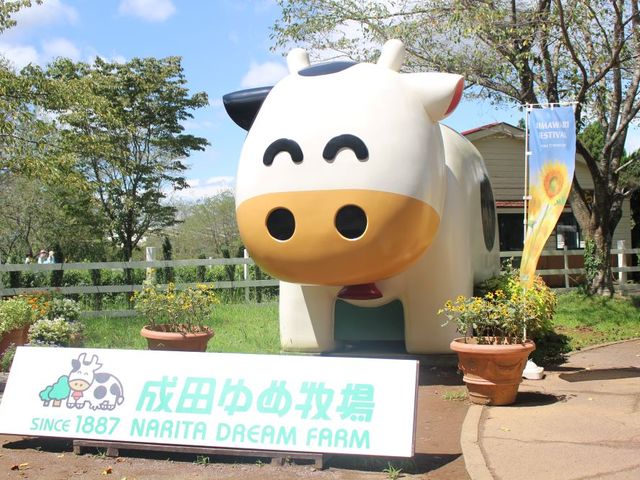 入口では「ゆめこちゃん」が満面の笑みで皆さまをお迎えします!_成田ゆめ牧場