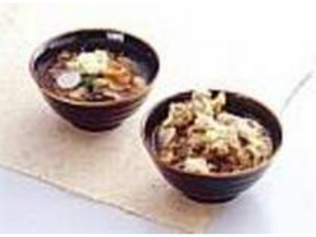 伽羅苑名物の舞茸天ぷらそばと山菜そば_伽羅苑(ドライブイン)