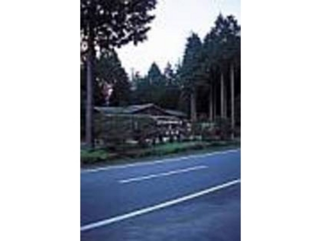 森林公園の管理棟は林の中に建っている_伊香保森林公園