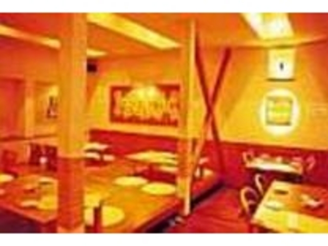 木のぬくもりを感じる、きれいな店内_西洋亭・市
