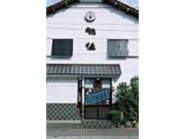 どっしりとした土蔵風の建物が目を引く_味佳