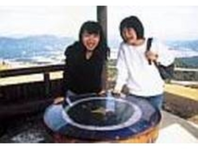 方位銘板になったテーブルがある高山展望所_波介山展望公園