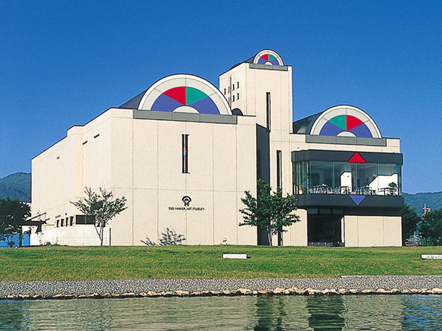 諏訪湖より美術館を望む_諏訪市原田泰治美術館