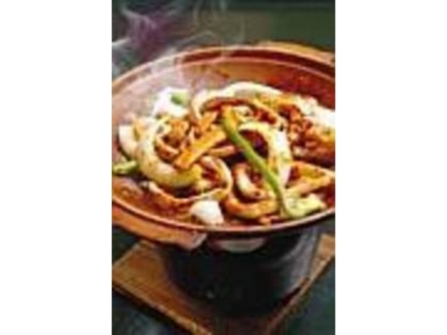 陶板底にあるイカ腑を潰し、混ぜて食べよう_漁夫の宿 ちば海産