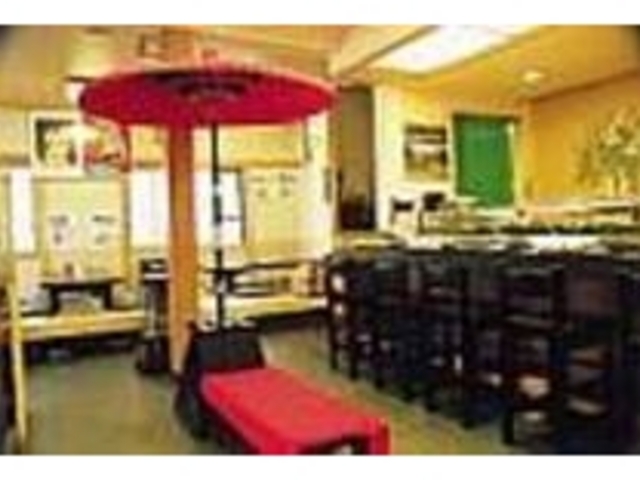 随所に黒を配した和風モダンな雰囲気の店内_あやめ寿し