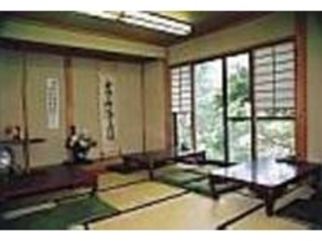 厨房を挟んで座敷とテーブル席を用意_そば料理 箱根乃庵