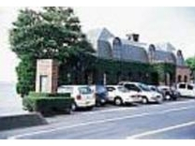 ツタのからまる、レンガ造りの建物_珈琲館 湖北店