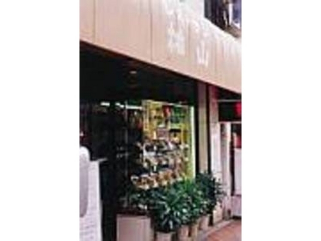 入口横の料理サンプルにも懐しさがただよう_グリル桃山