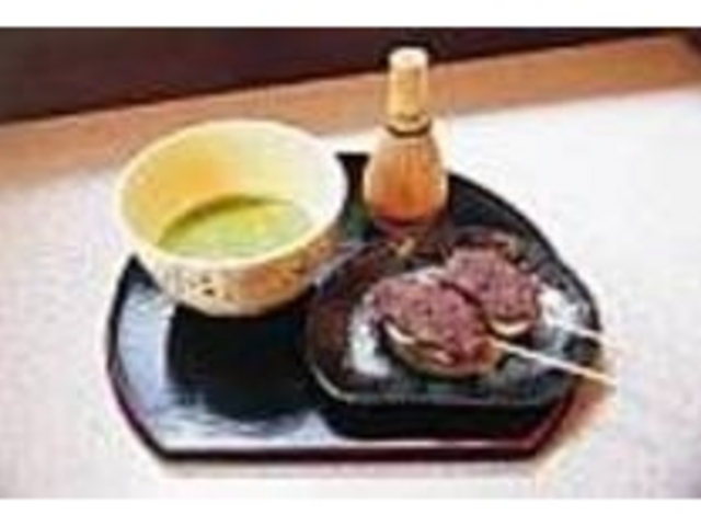 茶筅で抹茶をたててからお菓子をいただく_陌