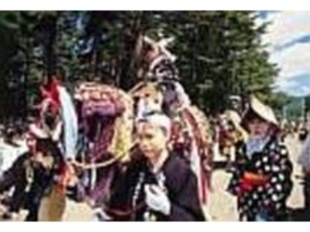色とりどりの装束と鈴をつけた馬の行列_チャグチャグ馬コ