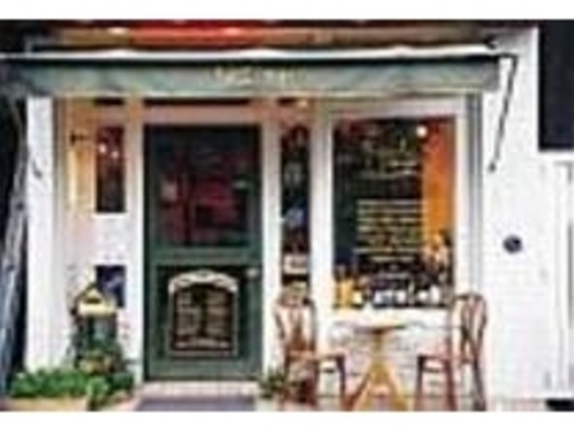 パリの路地裏にあるカフェのようなお店_ポワンルージュ