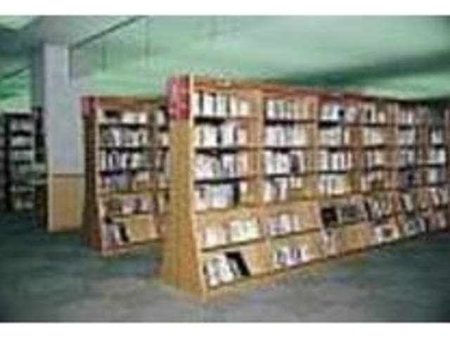 ショッピングビルの中にある市民図書館_青森市民図書館