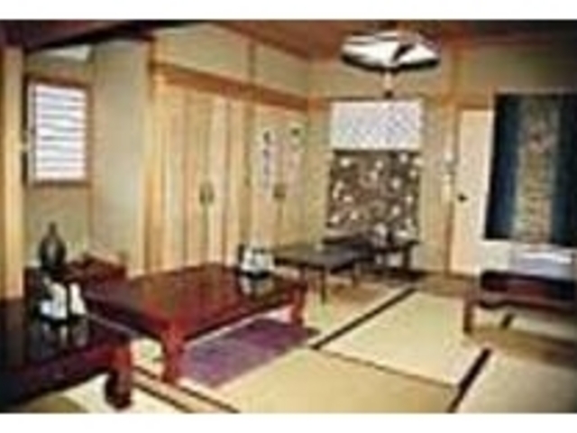 草木染のタペストリーが飾られた和の空間_花のや
