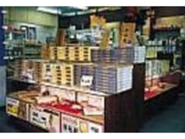 お菓子類は試食がてらしっかりと吟味して_かつだ名産店