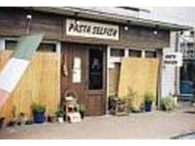 旗が目印!雰囲気あるウッディな店構え_パスタ セルフィッシュ