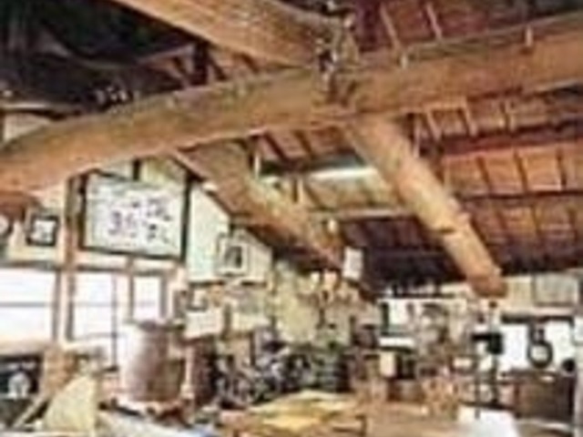 築200年超の建物と保命酒独特の展示物_保命酒資料館