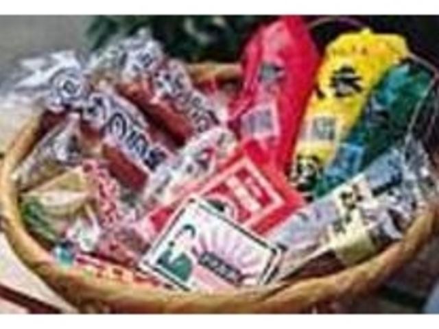 昔懐かしいお菓子がたくさん揃っている_たかさご