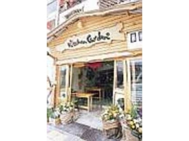 かわいい店先には野菜とともに花々も並ぶ_キッチンガーデン
