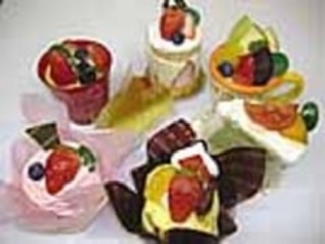 旬の果物を使ったケーキが常時20種程並ぶ_ラ プチフール