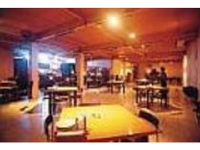 広い店内は各テーブルもゆったりと配置_高井戸倶楽部