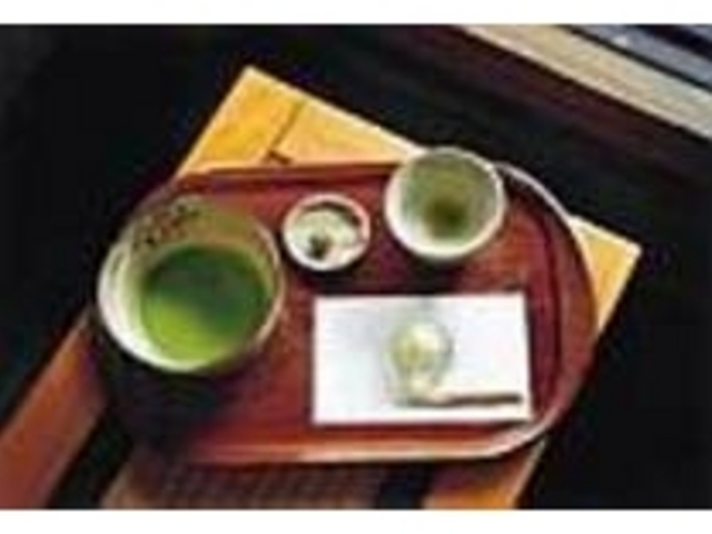 季節感を漂わせる和菓子と抹茶のセット_山荘画廊・臥龍茶屋