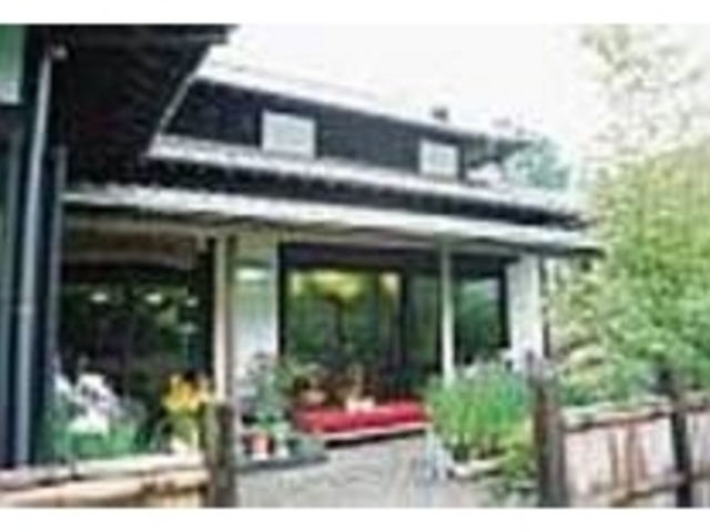 天気のいい日には縁台に座って庭園を眺めて_山荘画廊・臥龍茶屋