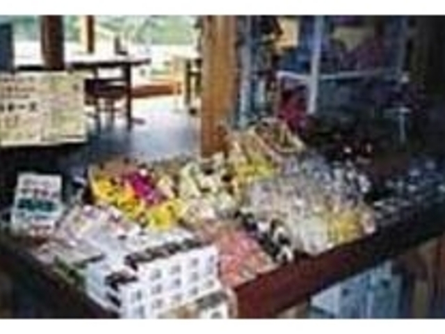 いの町の特産品がズラリと並ぶ販売スペース_水辺の駅あいの里仁淀川