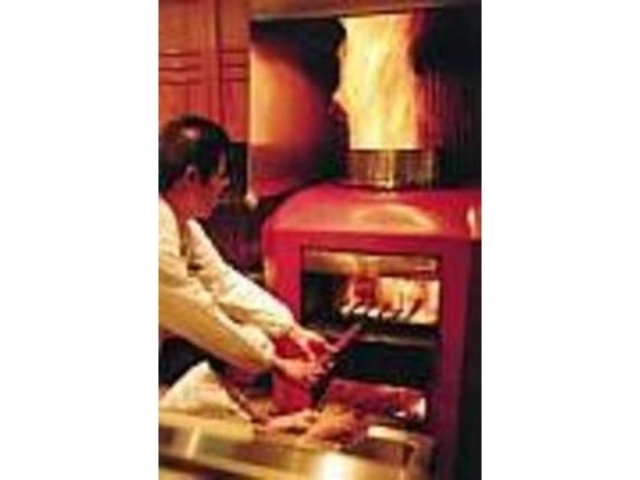 豪快な炎で藁焼きタタキを焼き上げる_くろしお市場