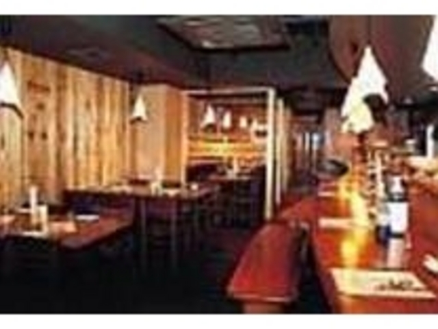 木のぬくもりを感じるなごみ空間_笑や 心斎橋店