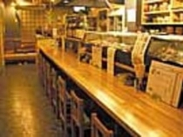 カウンター席の他お座敷もありくつろげる_美食倶楽部 ぶっこん亭