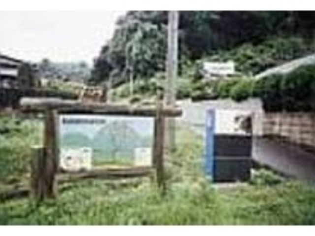 城跡へは住宅街にある遊歩道から入っていく_松山城跡