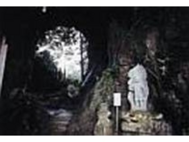 洞窟は急勾配の石段を登りつめた場所_内尾薬師如来