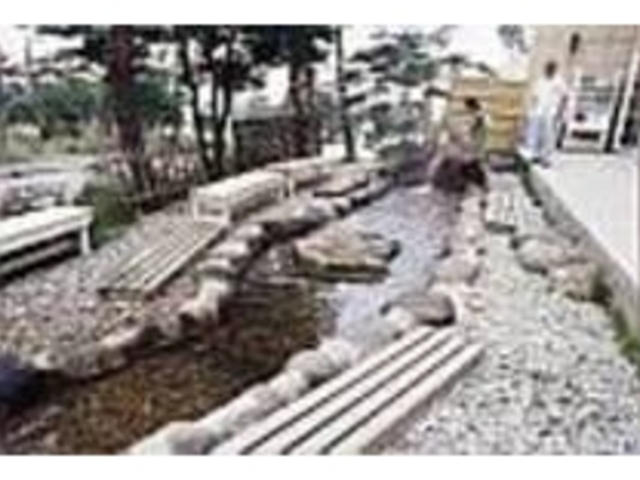 温泉に足をつけて、ゆったりと疲れをほぐす_えびの高原温泉足の湯