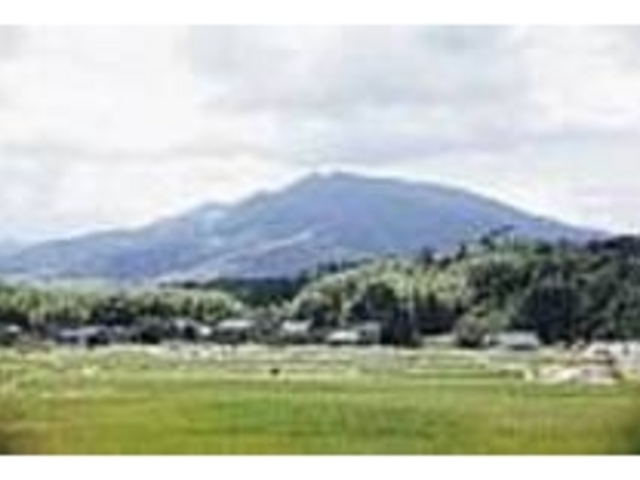 のどかな風景の中、緑豊かな紫尾山の全景_紫尾山山頂公園