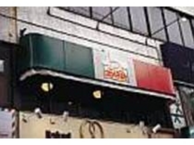 店の入り口にはかわいいロゴマークが_3匹の子ぶた