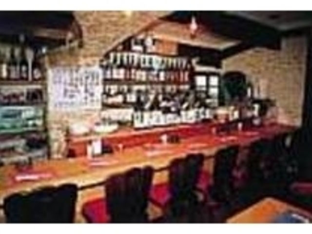 店内には色々な焼酎70種類以上が並ぶ_あすか亭