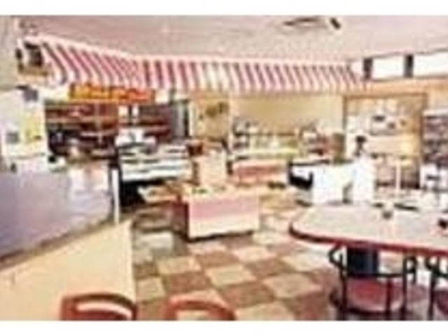 明るい店内でのんびりカフェタイムを満喫_金城ベーカリー