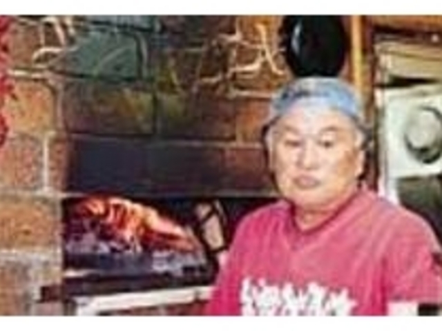 赤々と燃える店長ご自慢の薪窯でピザを焼く_キッチンじゃが芋