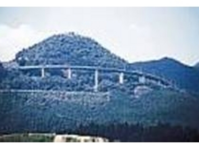 山沿いをグルリと周り、長いトンネルを潜る_えびの人吉ループ橋