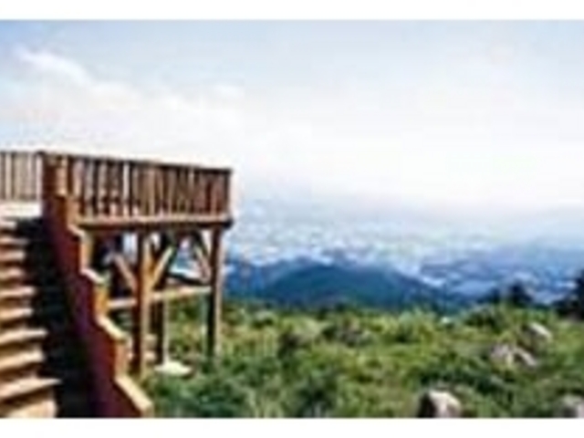 山上に造られた砦のようなウッディな展望台_県立公園矢岳高原
