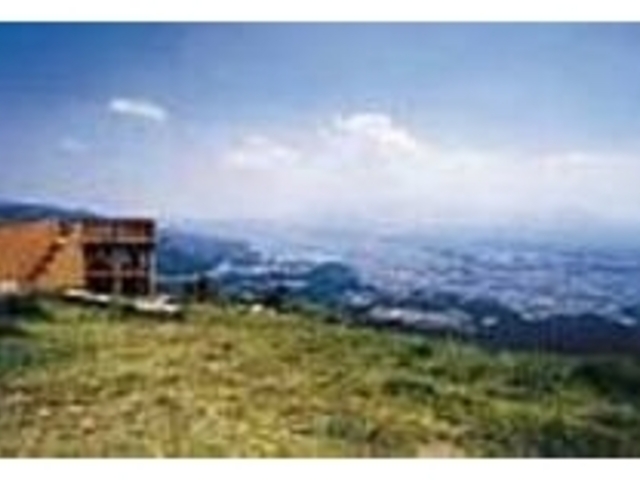 雄大な自然の中、えびの市街などを一望する_県立公園矢岳高原