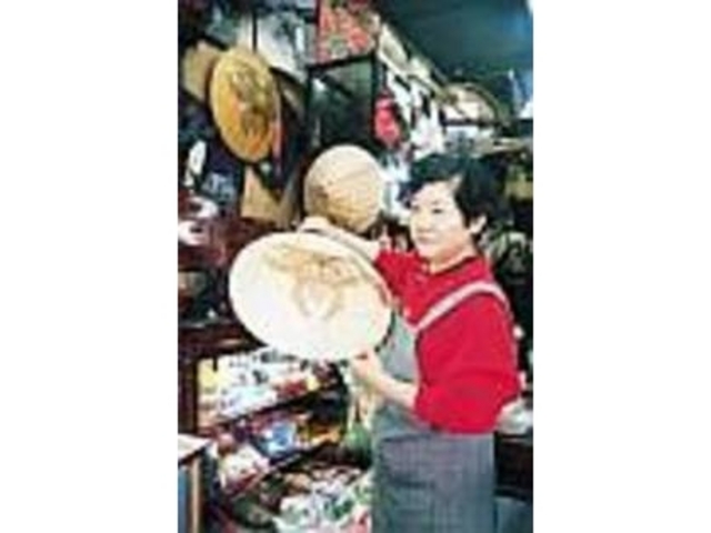 おばちゃんが丁寧に商品説明をしてくれる_塚本屋