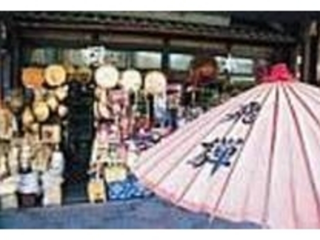 飛騨という字を書いた赤色の大きな笠が目印_塚本屋