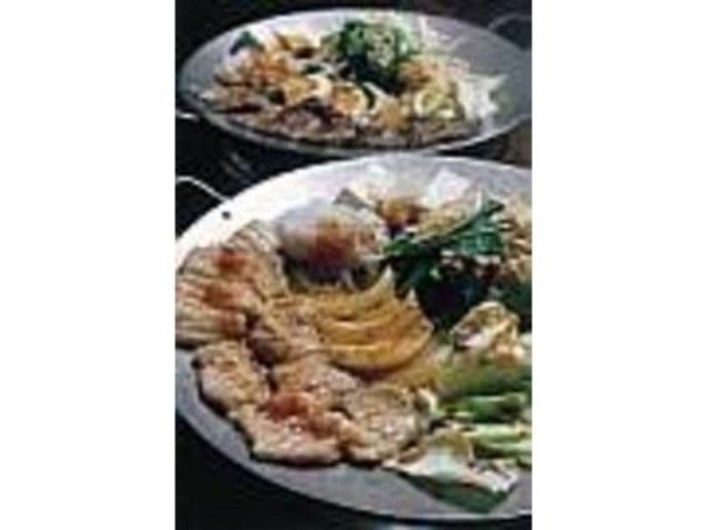 『てっちゃん鍋』700円と『ロース鍋』950円_てっちゃん鍋 やすもり尼崎本店