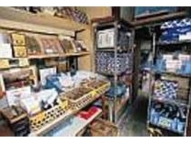 こぢんまりした店内で手作りの鰹節を販売_カネサ鰹節商店