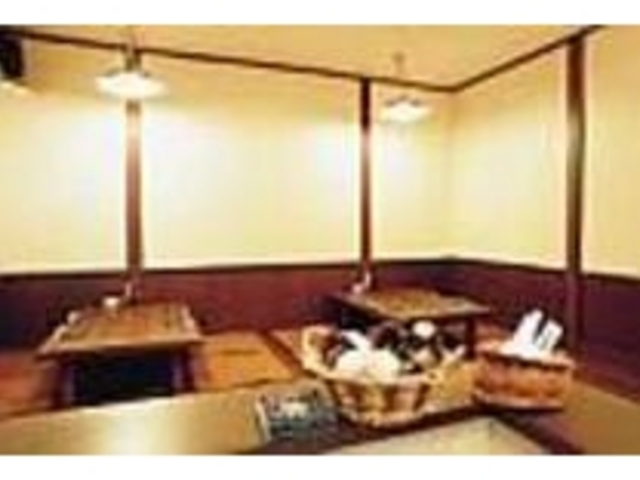 店内はシンプルな造りで小上がりもある_酒菜房香味屋