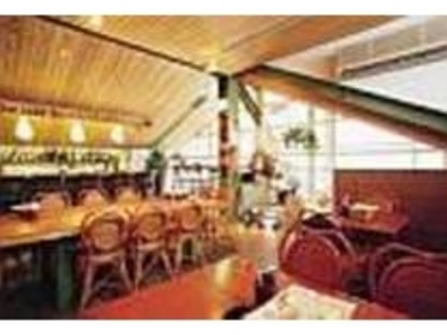 三角屋根の窓から光が差しこむ明るい店内_あくら